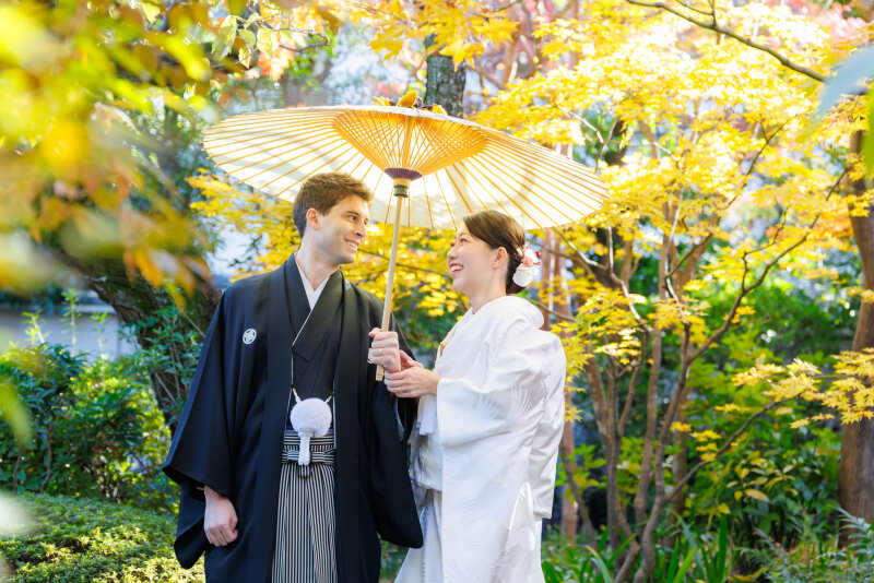 定番アイテム番傘を持って庭園での撮影からスタート