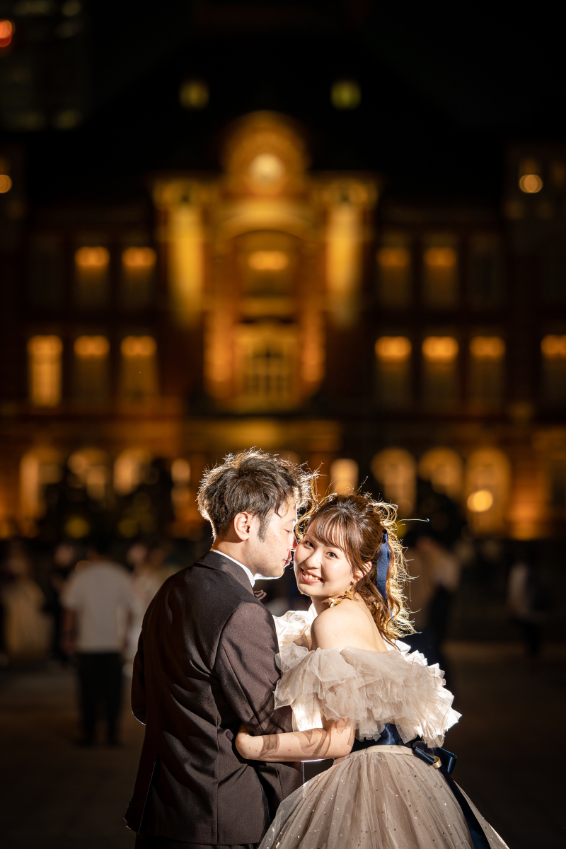 ライトアップされた駅舎をバックに♪