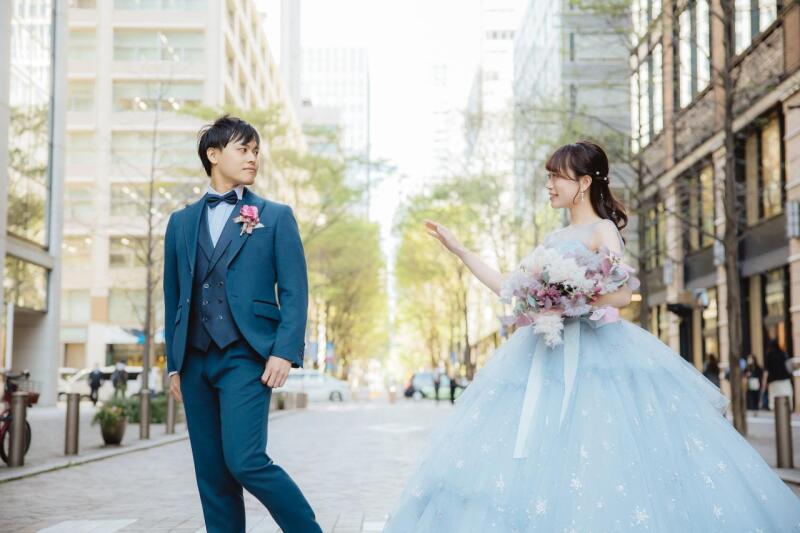 丸の内の街並みを背景に