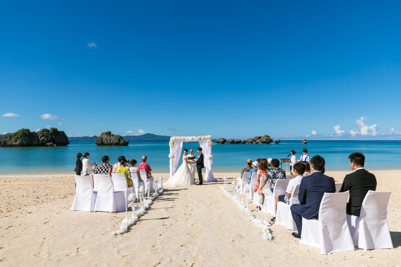 沖縄のビーチでウェディング