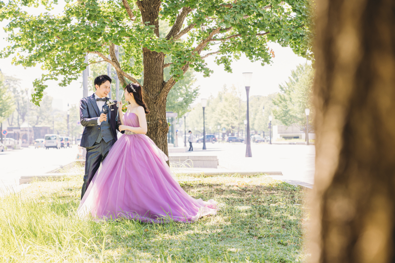 緑にドレスが映えるワンショット