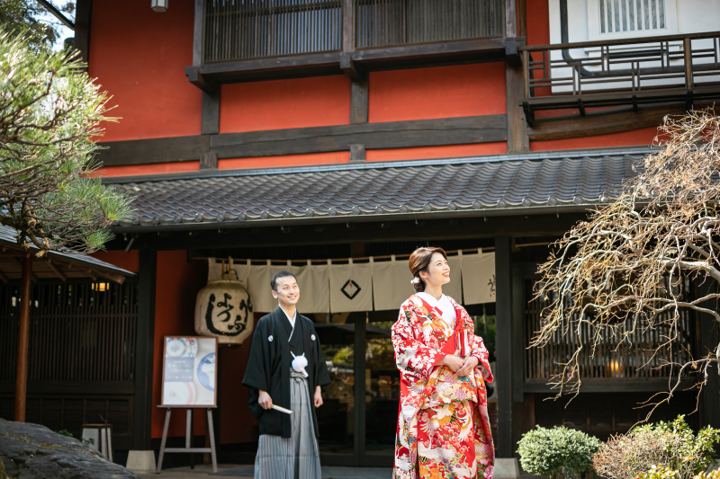 伝統的なベンガラ色の壁