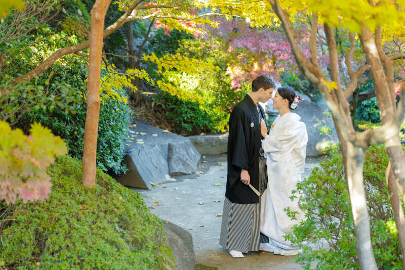 色とりどりの樹々のアーチに囲まれて