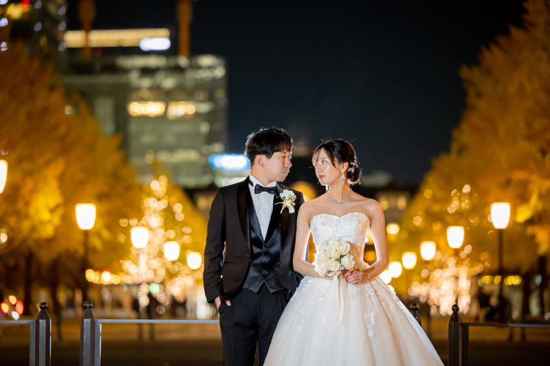 ライトアップされたイチョウ並木をバックに★