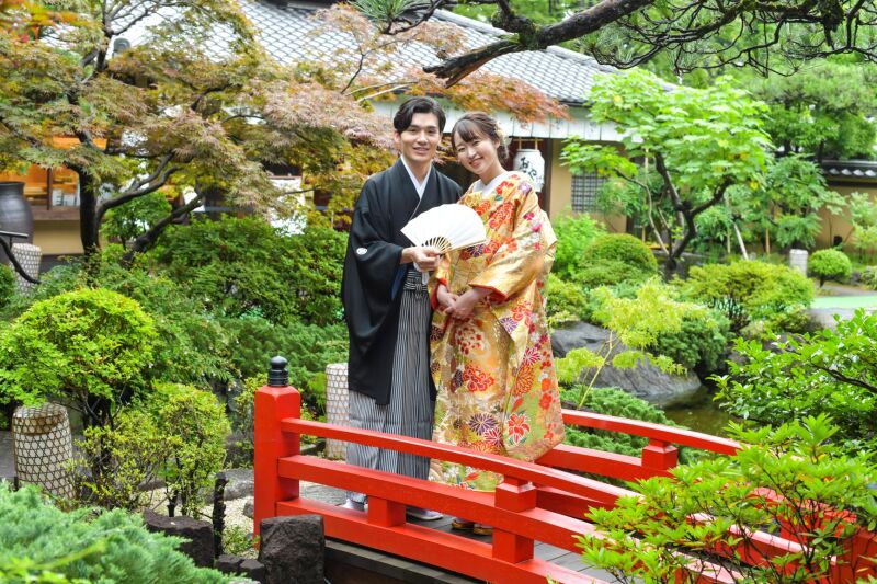 池にかかる橋の上で