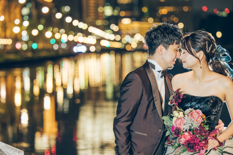 きらきらの夜景を背景にアップカットも