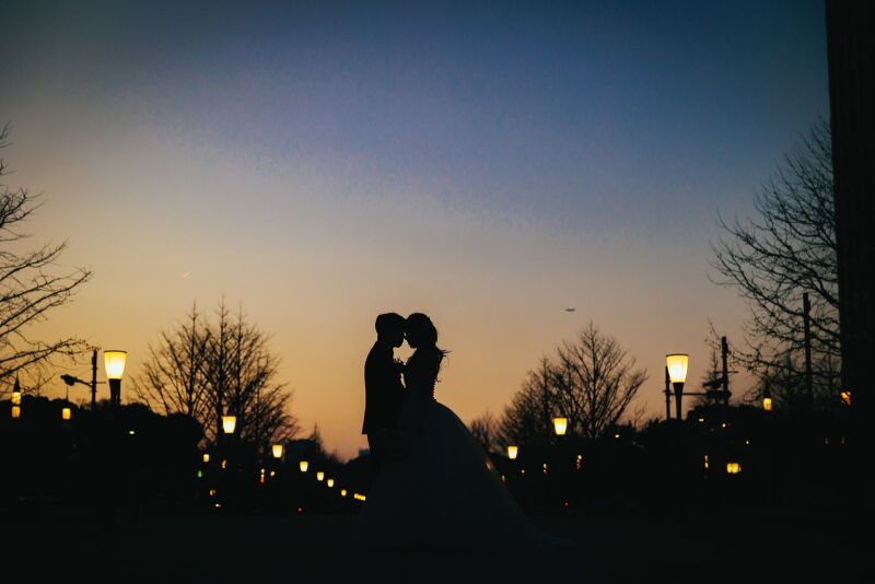 黄昏時のシルエットフォトは、ドラマティックに