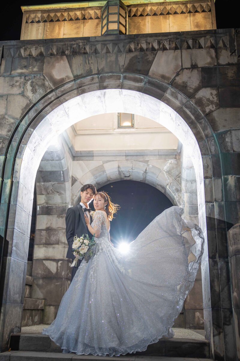 ドレスをなびかせてドラマチックなショット♪