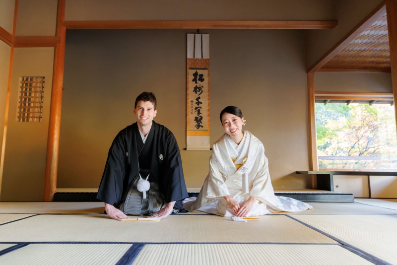 畳のある茶室内で和の雰囲気たっぷりのショットも!