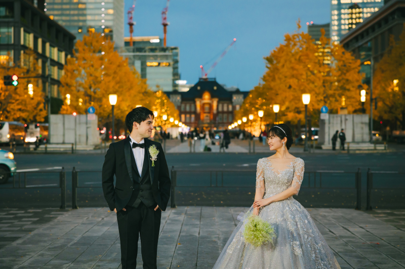 定番の丸の内駅舎前で。