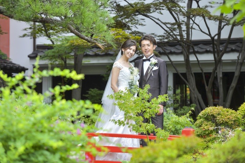 庭園の橋のうえで