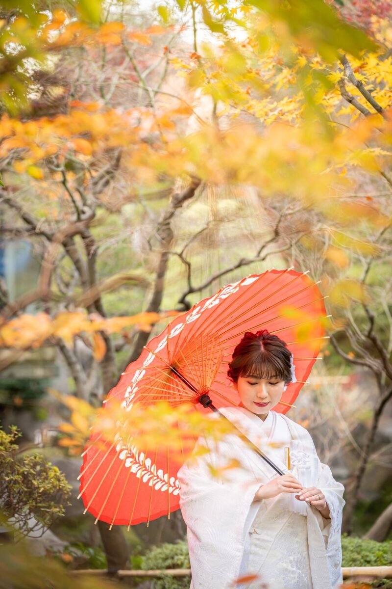 白無垢姿と赤い番傘の組み合わせが美しい…＊