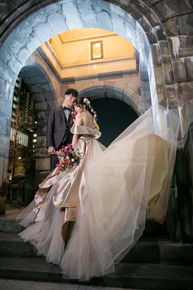 ドレスのスカートをふわっと