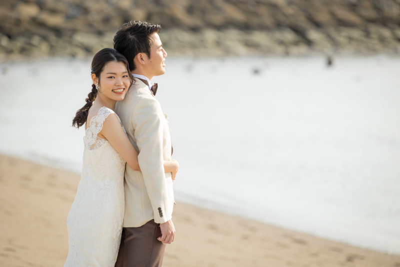 仲良しさが伝わるバックハグショット♡