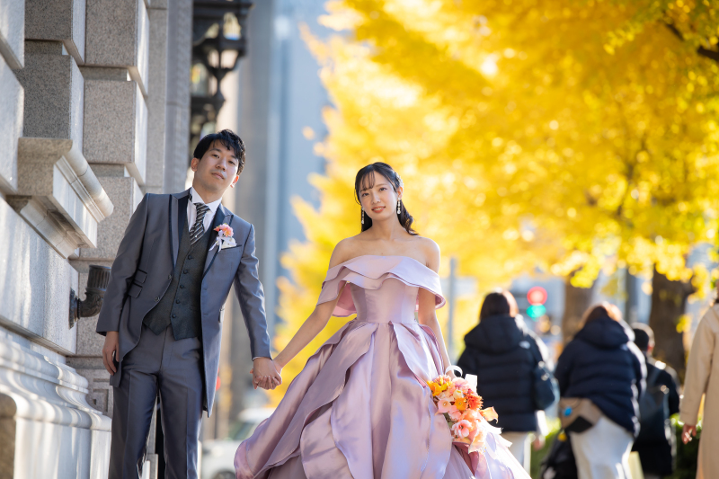 イチョウ並木をバックに撮影スタート♪