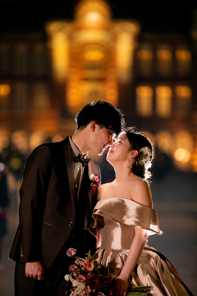 定番の東京駅舎をバックに