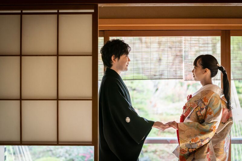 花嫁さまは色打掛に。手と手を取り合う美しい1枚。