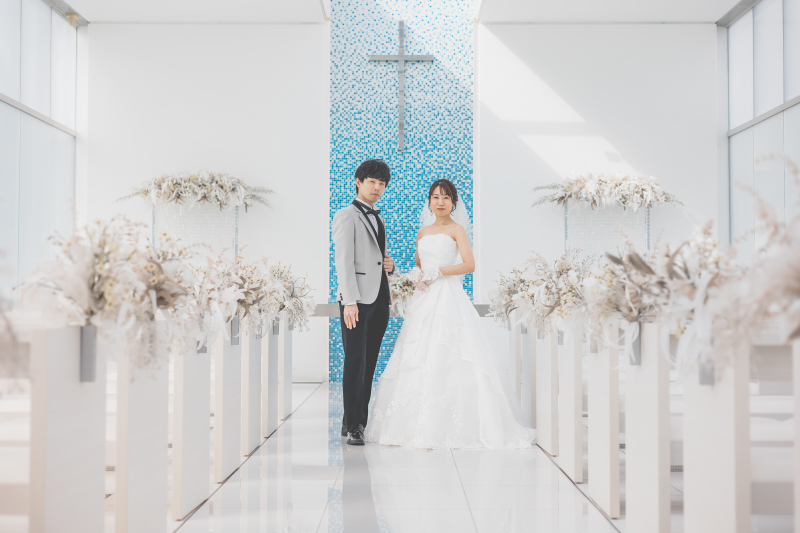 空から美しく光が差し込むチャペルで…