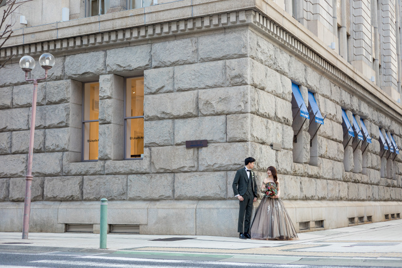 ドレスとタキシード、旧居留地で撮影スタート！