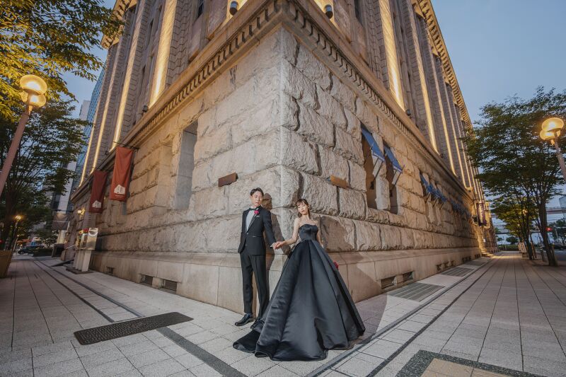 クラシックな街角で手を取り合って