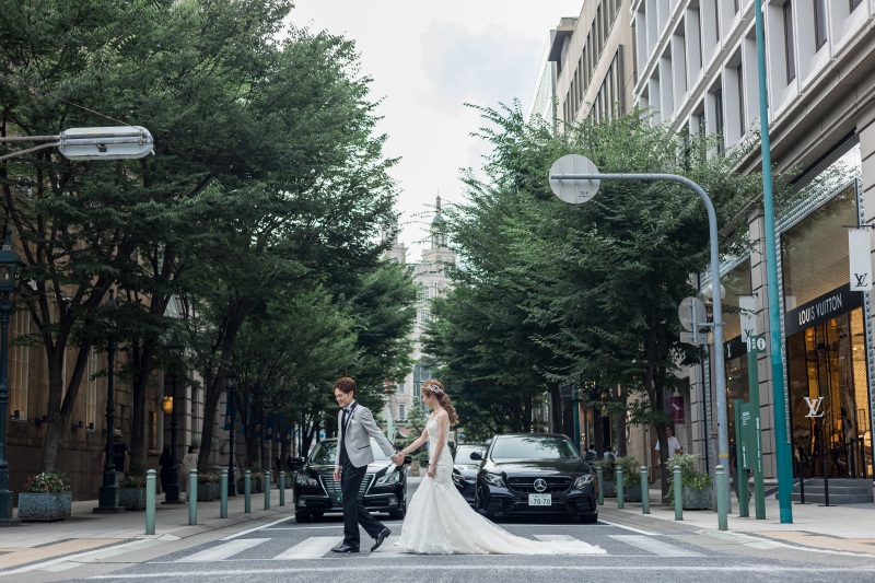 手を取り合って♡街並みを活かしたおしゃれな1枚♪