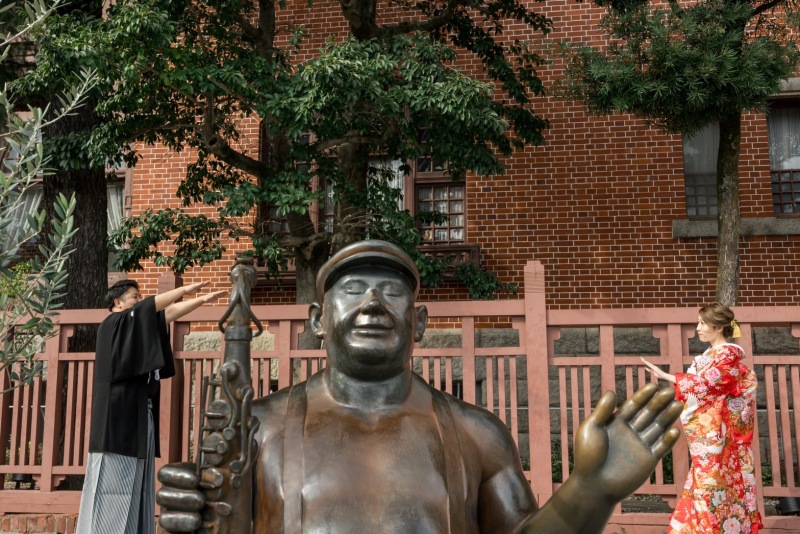 銅像と一緒にコミカルなお写真♪