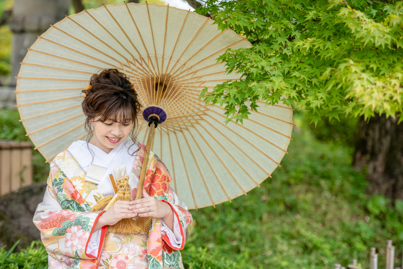 淡い打掛と白い番傘