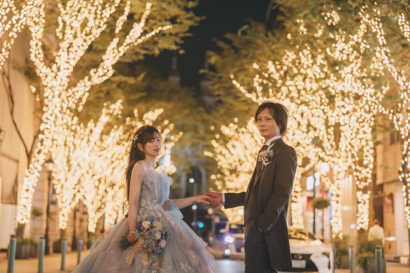 イルミネーションに彩られた樹々をバックに…*