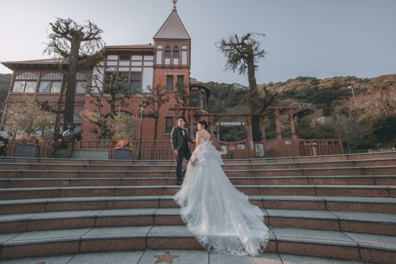 クラシカルな建物をバックに階段ショットも素敵!