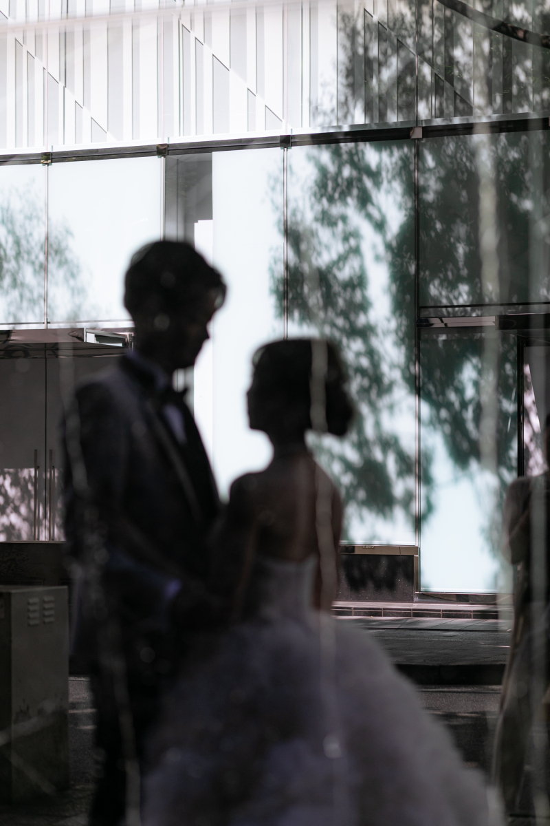 ショーウィンドウにうつるおふたりのシルエット