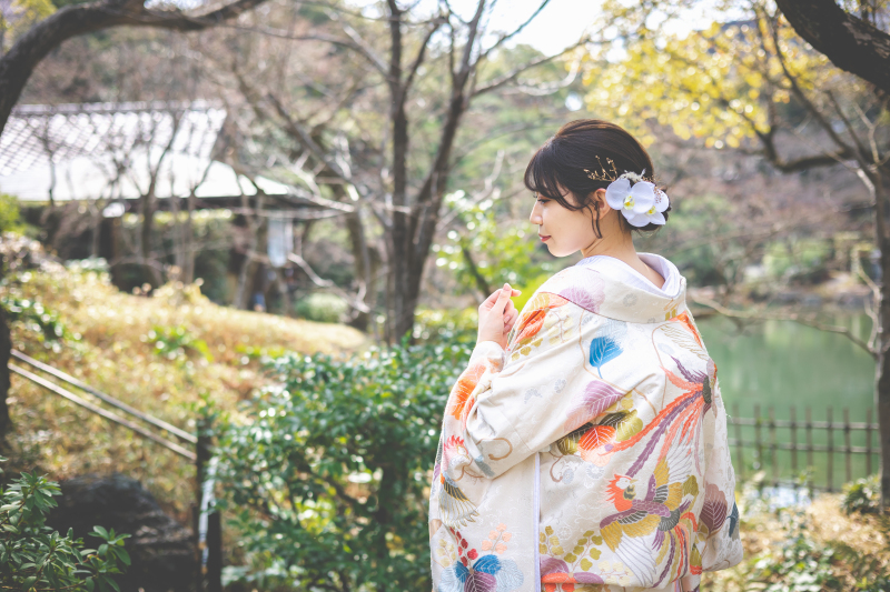 庭園に、色打掛が良く映えます。