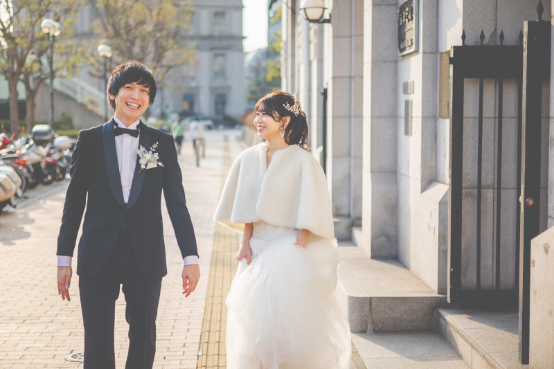 ふとした自然な笑顔のワンシーンも。