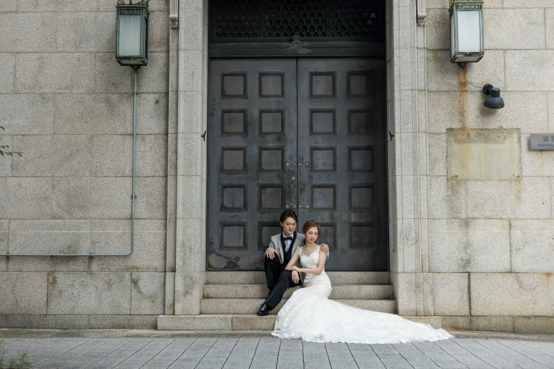 重厚感のある扉と共にクールな表情で。