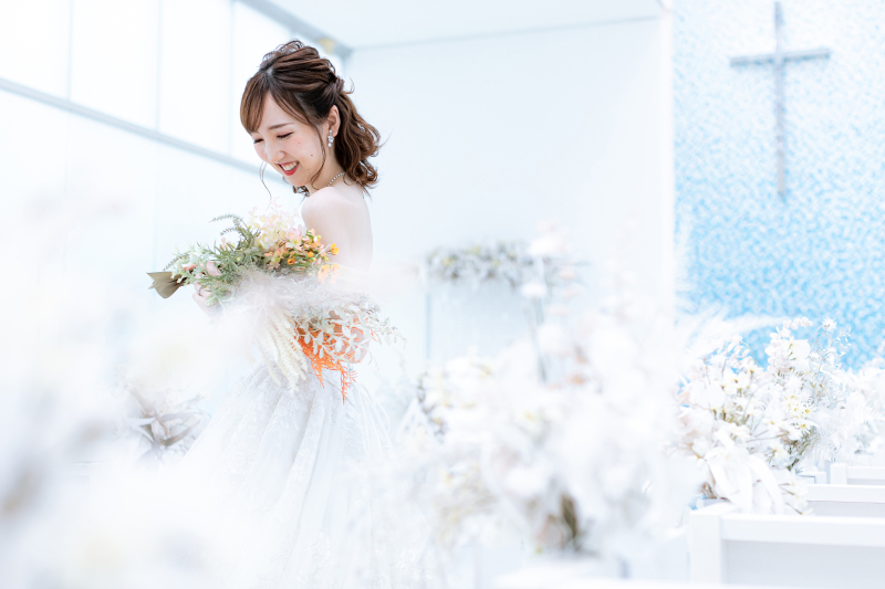 美しいブルーのチャペルで幸せいっぱいのフォト♪