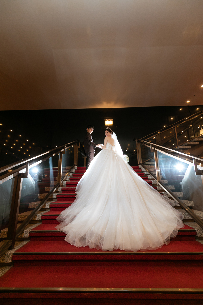 赤い絨毯でドラマチックなワンシーン