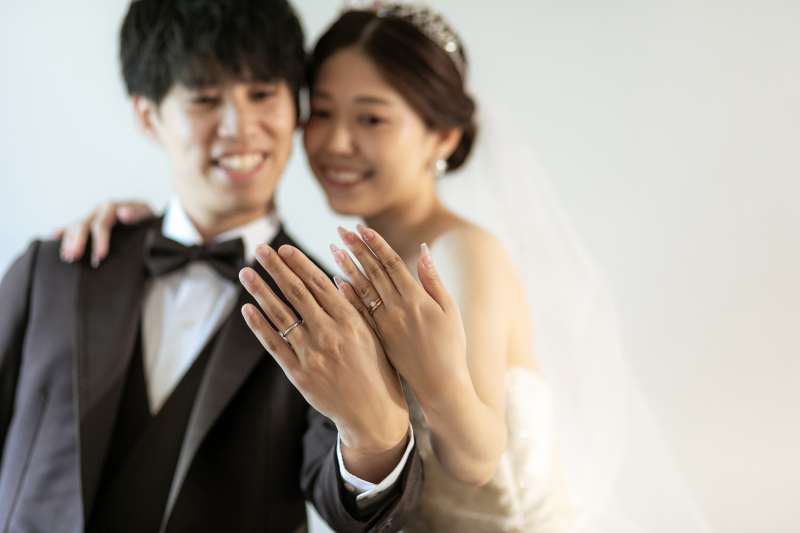 左手をカメラにむけて指輪フォト