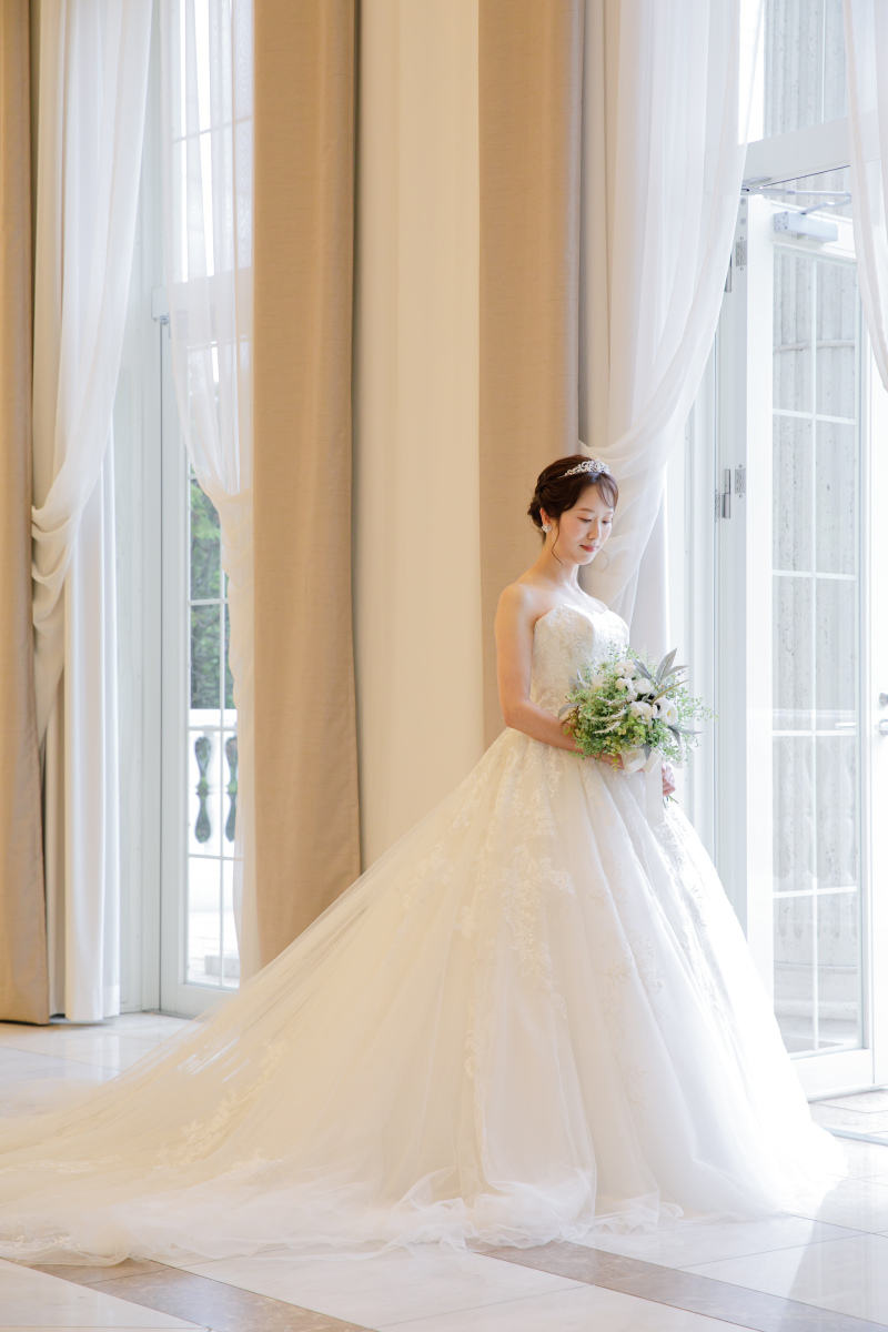 窓際で透明感あふれるソロカット