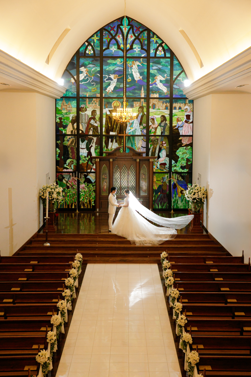 ステンドグラスが素敵なチャペル♪