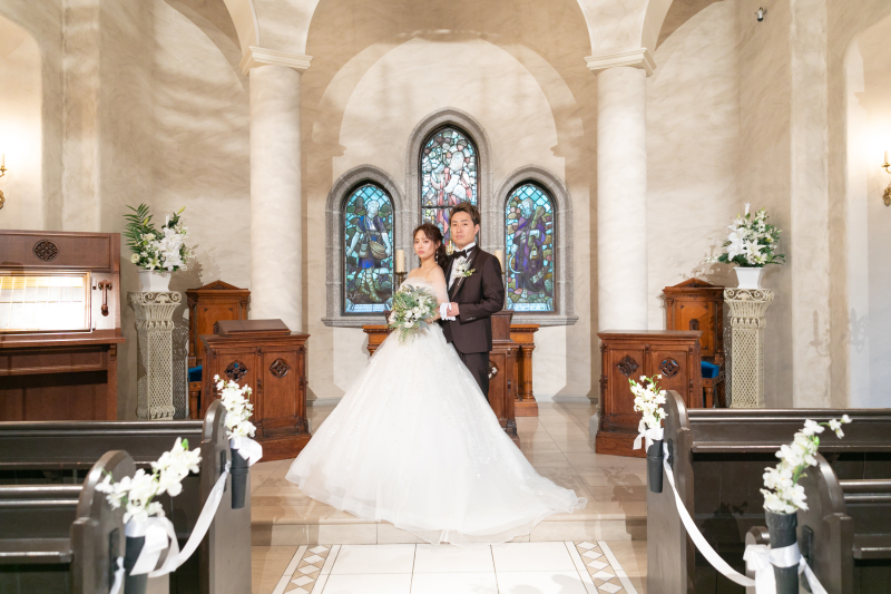 ステンドグラスが美しいチャペルで。