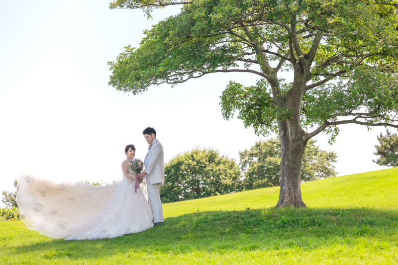 夏の青々とした緑にはドレス姿が映えます★