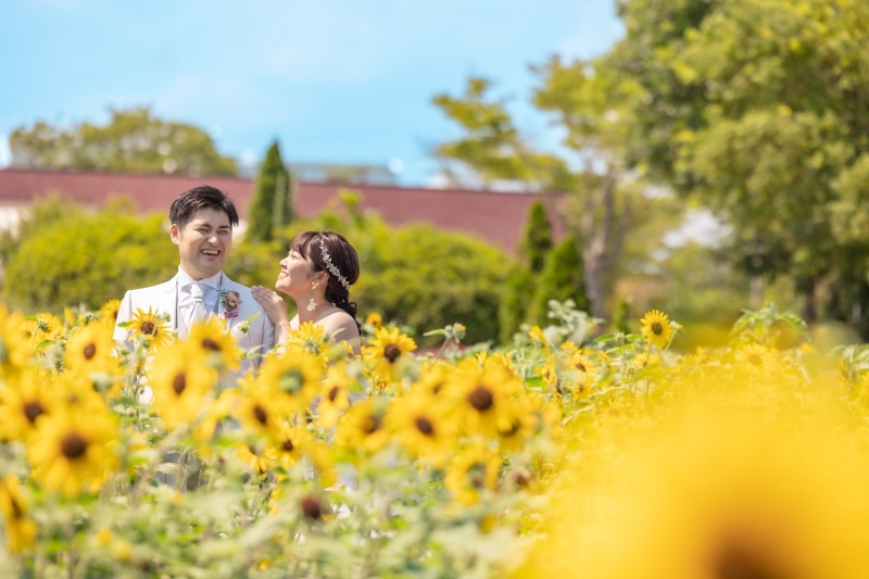 ひまわり畑の真ん中で素敵な笑顔を。