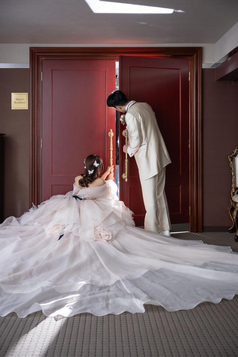 おふたりが会場をのぞき見しているかのような1枚❁