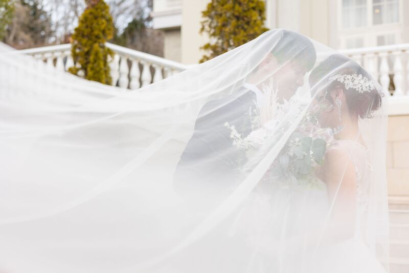 ベールをなびかせて