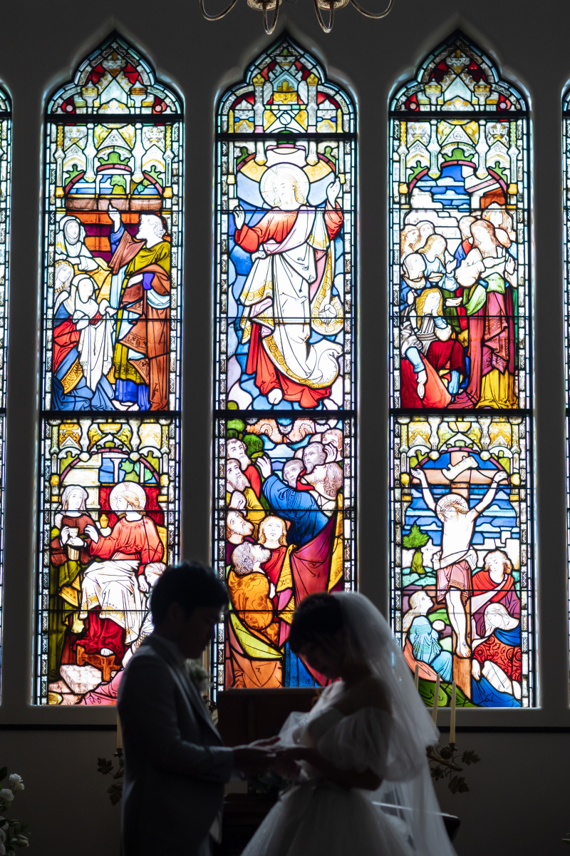 ステンドグラスの優しい光がおふたりを照らします