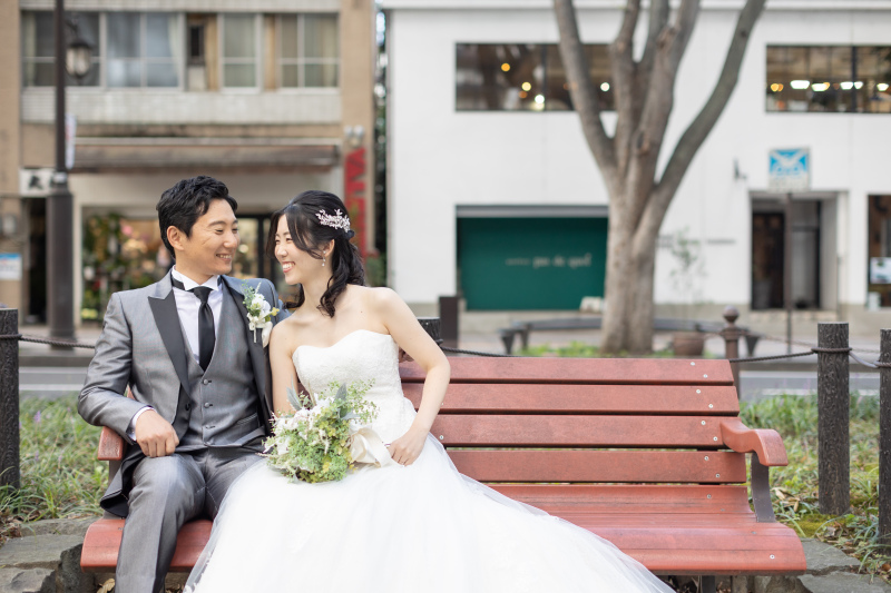 ベンチに座って、和やかな1枚