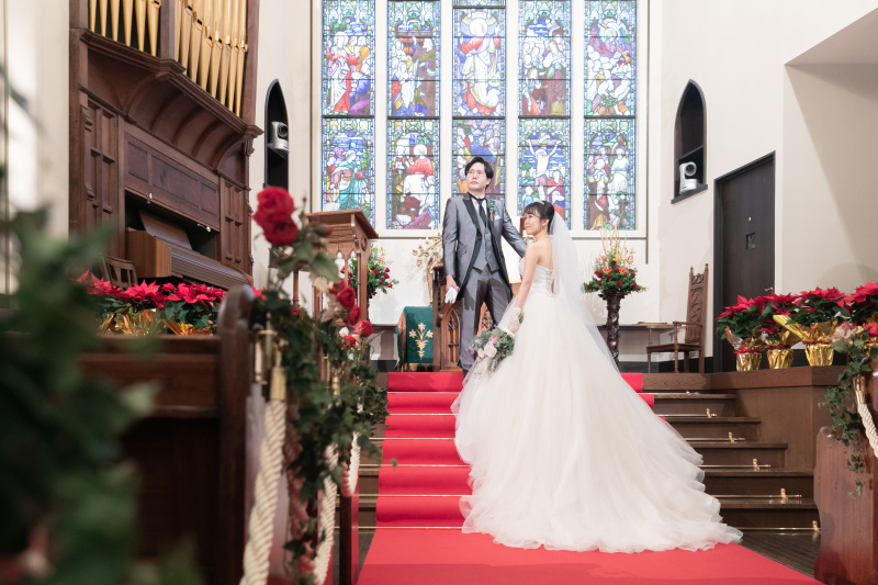 赤いバージンロードとウエディングドレス