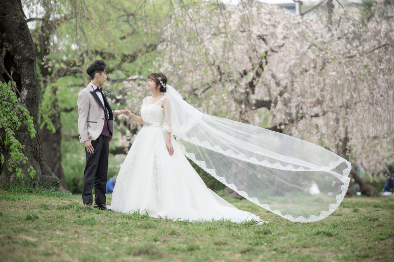 ふわっと、ベールがなびくショットも。
