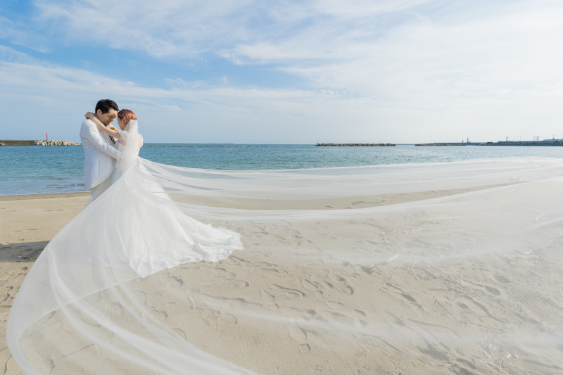 美しい海をバックに