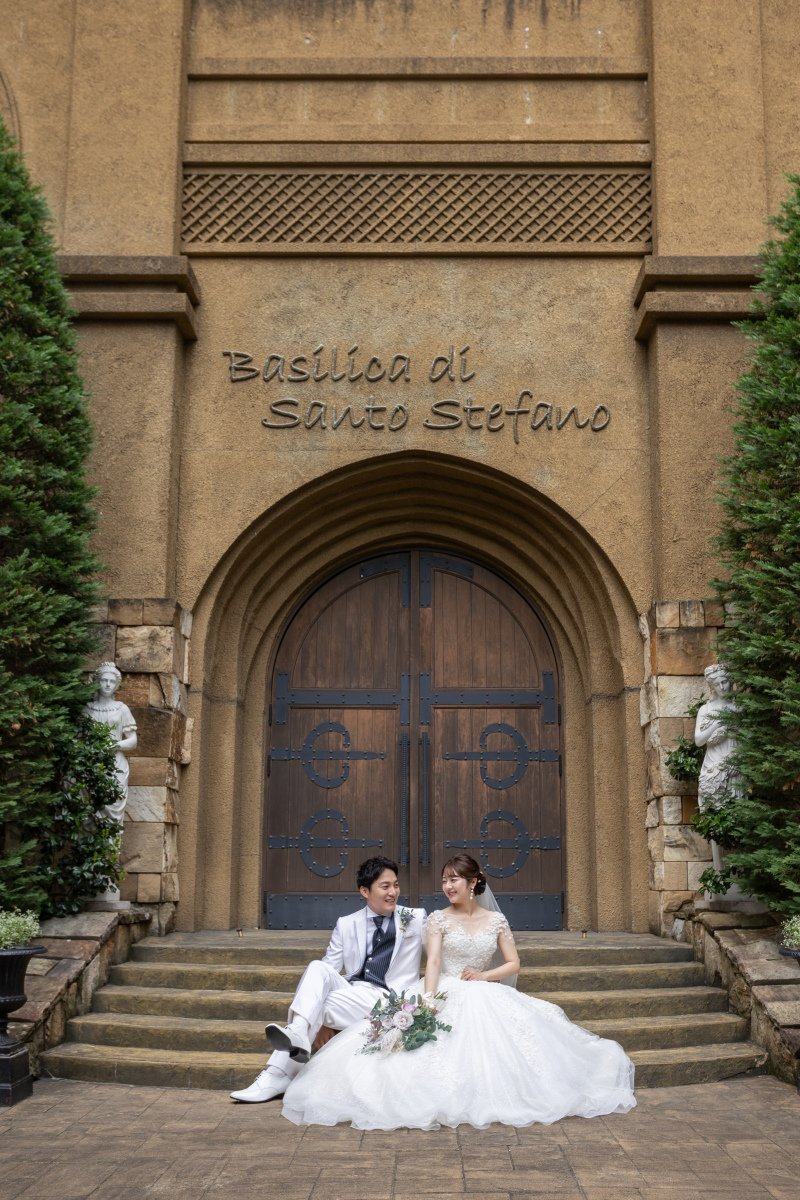 教会のエントランスで。