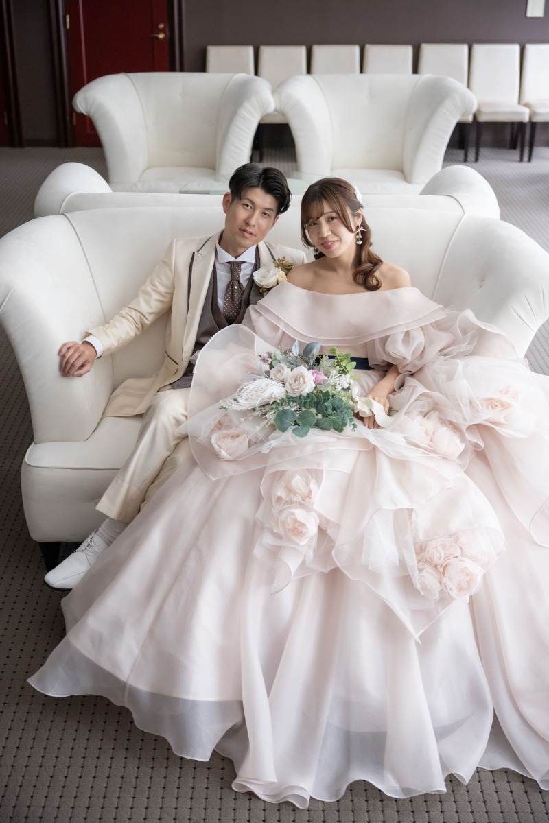 カラードレスにお着替えしてソファでのワンショット